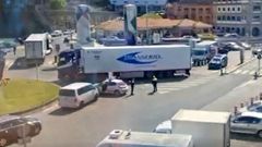 La polica escolta la salida de camiones del puerto de Vigo
