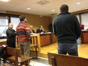 Los dos hermanos Xulio y Xavier, a la izquierda, y Jos� Manuel Costas, a la derecha en el juicio que se celebr� hoy en el Penal 1 de Vigo