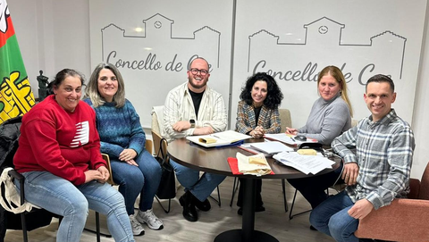 La directiva de la asociaci�n se reuni� con la alcaldesa de Cee, Margot Lamela