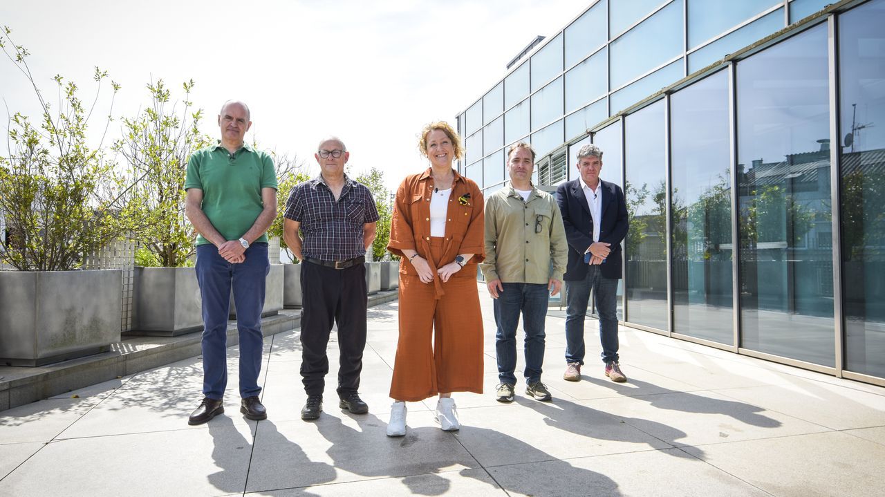 Las fotos del sendero de escultoras del vivero forestal de B�veda.Salvadores, Hartas�nchez, Ord��ez, P�rez y Alcarc�n, en la azotea de la sede de Afundaci�n de Pontevedra
