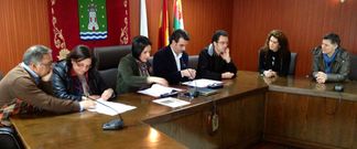 Diego Calvo y la alcaldesa de Cee, en el centro, durante la firma del convenio