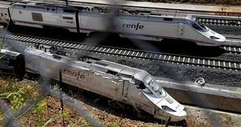 Imagen de la cabeza motriz del Alvia accidentado al lado de otro tren similar que circulaba poco después del accidente.