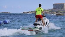 Socorrista en una moto de agua en A Coruña, el domingo.