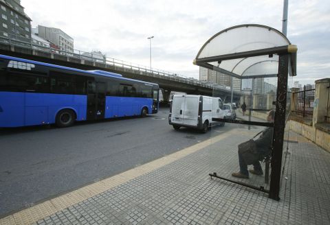 Furgoneta aparcada en la parada de la avenida del Ejército, que imposibilita que el bus se acerque correctamente