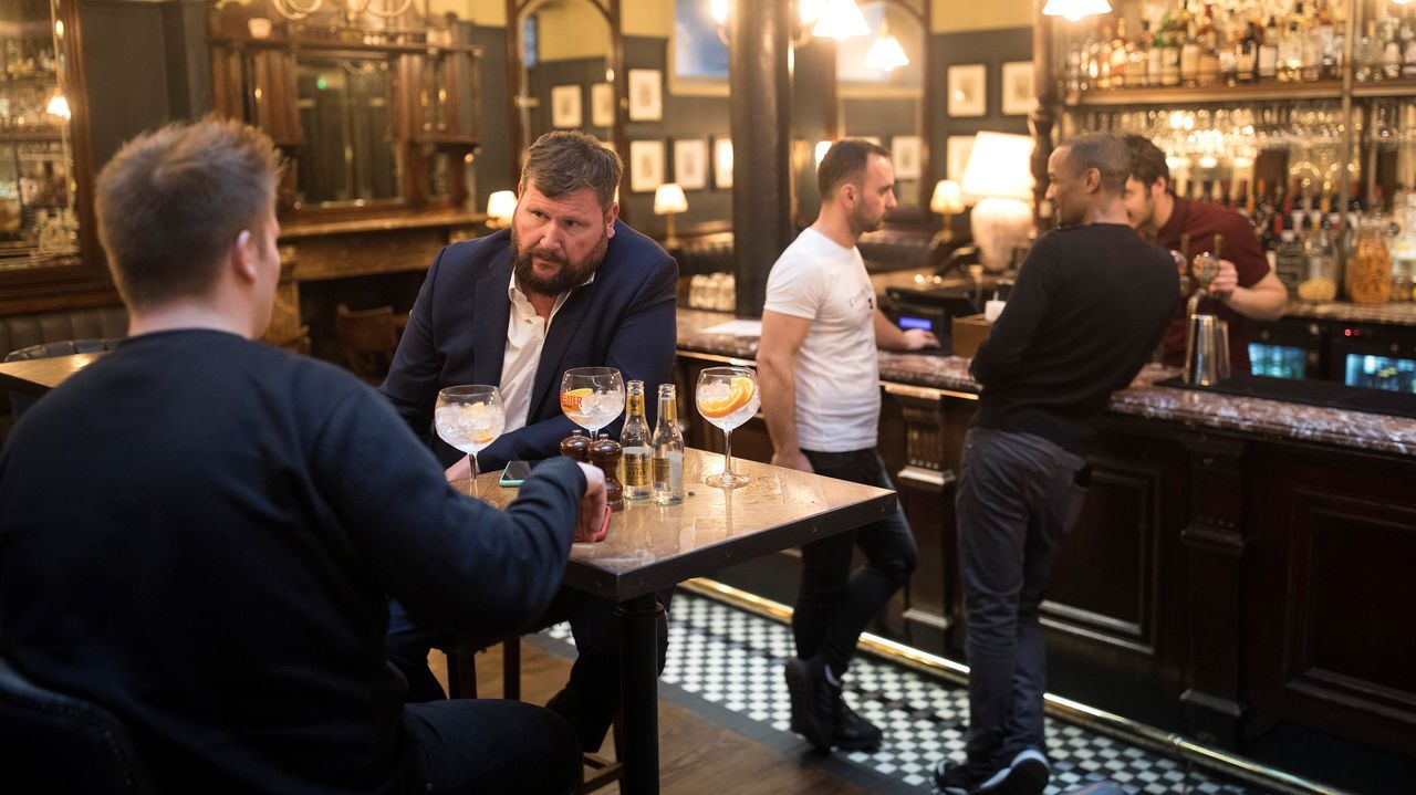 Dos londinenses apuran la última copa en un pub de Fleet Street, el pasado 19 de marzo