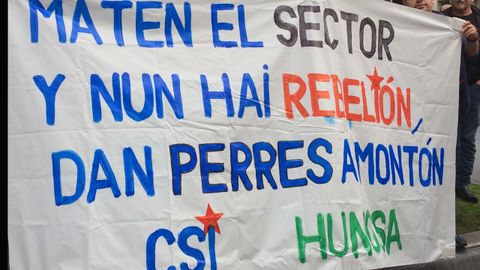 Imagen de una pancarta desplegada a la llegada de la marcha minera a la Plaza Espaa de Oviedo
