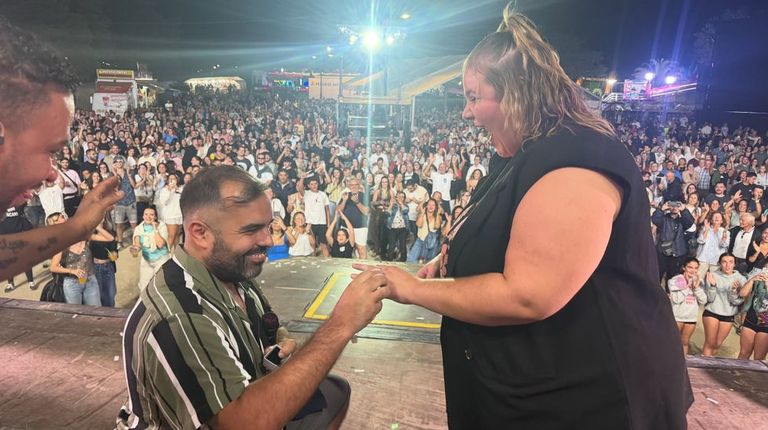 Un fan de El Combo Dominicano le pide matrimonio a su novia en una verbena en Moraña tras superar una grave dolencia