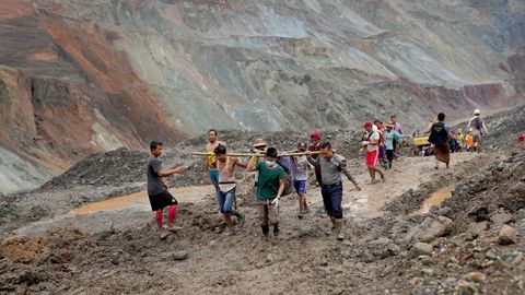 Servicios de rescate en una mina al norte de Birmania