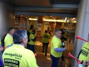 Una preferentista entra en la sede de NCG en Vigo esta ma�ana