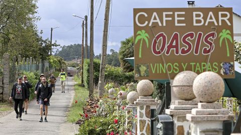 Peregrinos haciendo el camino de Santiago recalan en el café bar Oasis en Barosa, Barro