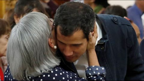 Guaid abraza a su madre en la misa en honor a los muertos en las protestas en la iglesia San Jos de Chacao.