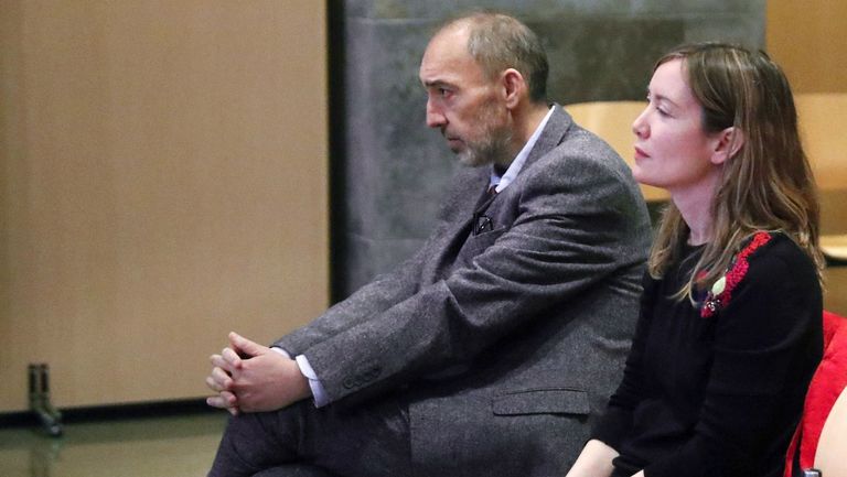 El ex director general de la Fundación Niemeyer Natalio Grueso (i), es juzgado a partir de este lunes por las presuntas irregularidades cometidas al frente del complejo cultural de Avilés relacionadas con la emisión de facturas falsas o manipuladas y por las que la Fiscalía pide once años de prisión. El juicio que se celebra en la Audiencia Provincial de Oviedo y comenzará con la declaración del principal acusado, que también afronta una petición del Ministerio Público de 10 años de inhabilitación y una multa de 24.000 euros. En el banquillo de los acusados también está J.P. (d), exmujer de Natalio Grueso, a quien el fiscal imputa por su complicidad en un delito continuado de malversación por el que pide 2 años y 6 meses.