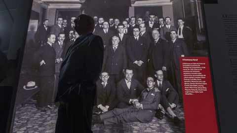 Ramn Villares, comisario da mostra, ante a imaxe da xuntanza xeral do Seminario de 1926.