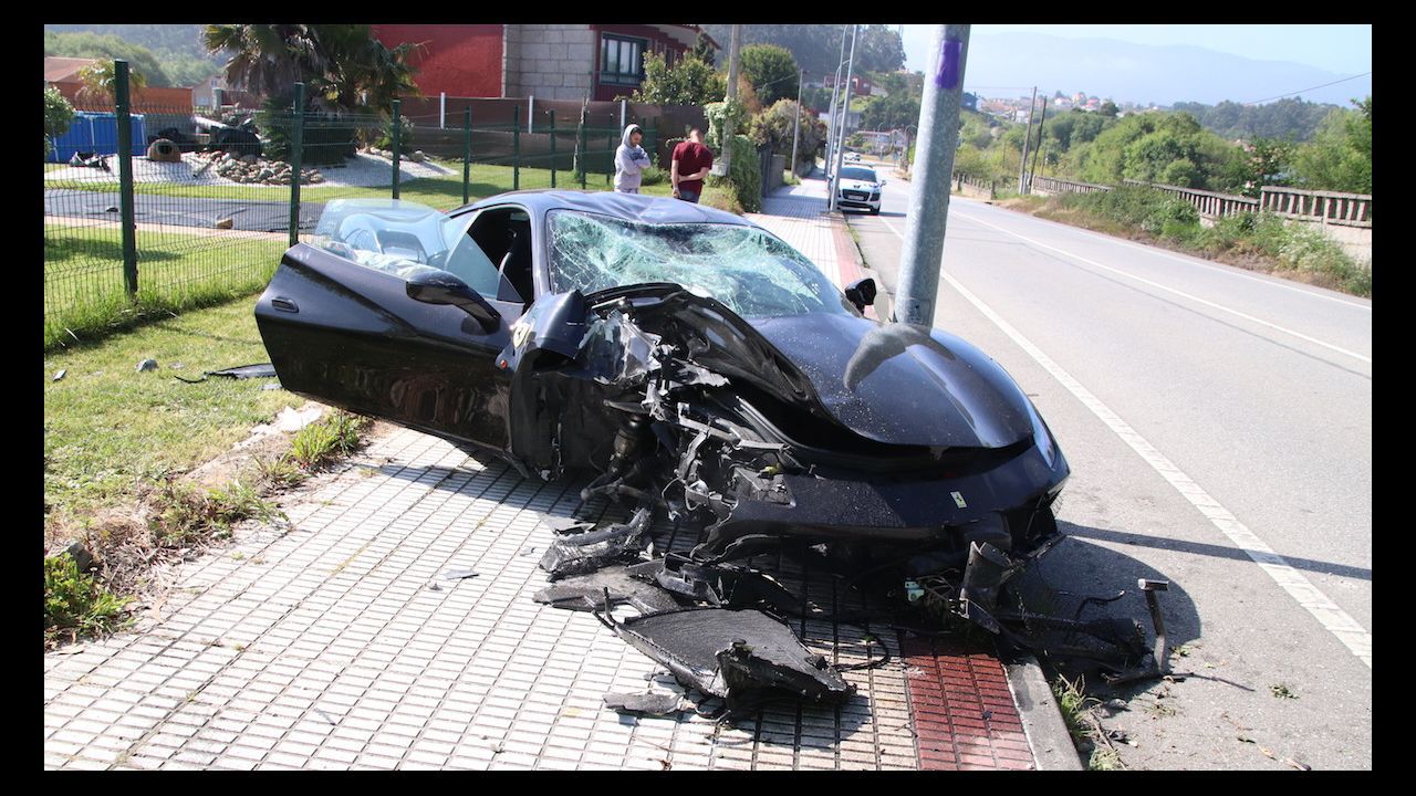 Espectacular accidente de un Ferrari al empotrarse contra una farola