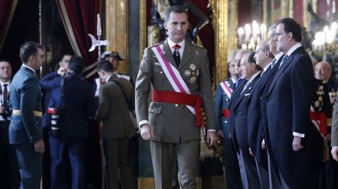 El rey ha pasado revista a una formacin de la Guardia Real, mientras la Reina y Rajoy avanzaban por el patio, a distancia, hasta que todas las autoridades han accedido al interior del Palacio de Oriente