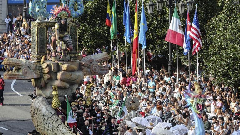 Desfile de la edición 71 del Día de América en Asturias este martes, en Oviedo
