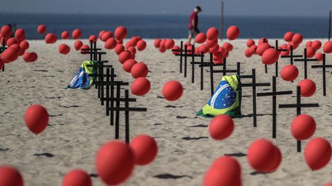 Entre cruces negras y mil globos rojos amaneci este sbado la playa de Copacabana
