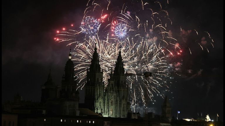 <span lang="gl">Santiago ilumina o Día de Galicia cuns fogos de cor mediterránea </span>