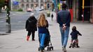 Una familia paseando por A Coruña