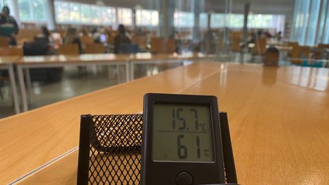 El termómetro de una de las bibliotecas del campus de Lugo, marcando 15 grados de temperatura.