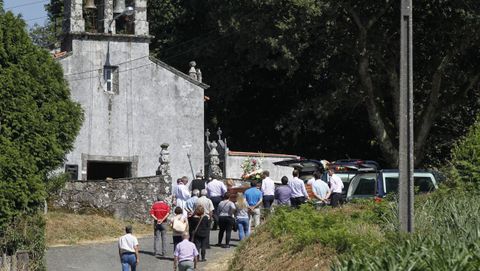 Vecinos acuden al entierro de las dos vctimas en la parroquia arzuana de Figueiroa