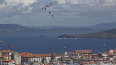 La Patrulla Águila en A Coruña durante el Festival Aéreo Internacional celebrado en julio del 2014