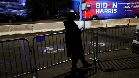 Una mujer pasea por el parking donde Biden celebra su acto público de la noche electoral en Wilmington, Delaware