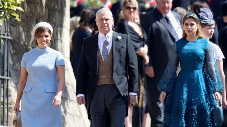 Las princesas Eugenia y Beatriz, con el príncipe Andrés.