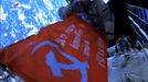 Bandera de la victoria soviética sobre la Alemania nazi colocada en el exterior de la Estación Espacial Internacional.
