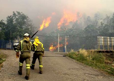 <span lang= es-es >El último gran incendio</span>. Dos brigadistas se dirigen al incendio forestal sufrido en la comarca de Valdeorras, donde ardieron durante tres días alrededor de 1.600 hectáreas.