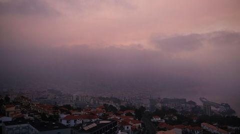 Vista general de la ciudad de Funchal, cubierta de humo