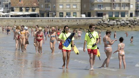 Socorristas en la playa de Silgar, en Sanxenxo, a comienzos del pasado julio