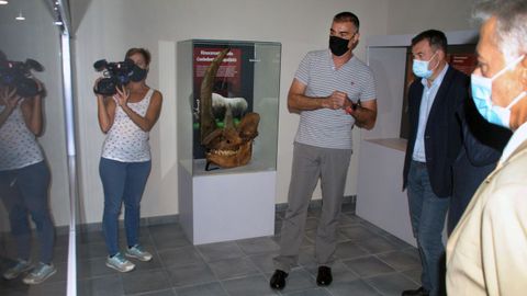 El director del museo, Ramón Vila, hizo de guía en la visita de ayer a las nuevas instalaciones