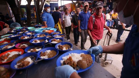 Ciudadanos venezolanos cruzan a diario la frontera entre su pas y Colombia para recibir una racin de comida en el comedor Divina Providencia de Cculta 