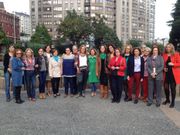 Barc�n, en el centro, con militantes antes el monumento a las cigarreras