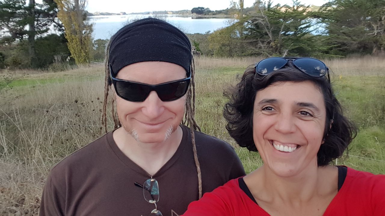 Allegra fabric un monstruo con uno de sus regalos. La familia, con Michelle al otro lado de la valla, durante el confinamiento. Elisa, antes de dejar Sdney