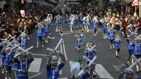 Cientos de personas formaban parte de algunas de las comparsas del desfile de Ourense.