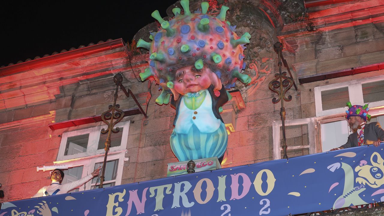 El desfile de carnaval en A Peixera.La concejala de Cultura de Pontevedra, Carme Fouces, con la mascota el saln do Libro, Orbil