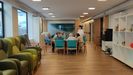 Un grupo de usuarios y trabajadores en una sala del centro, que empez a funcionar el mes pasado