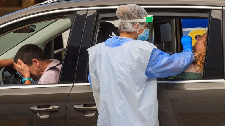 Pruebas PCR en el autoCOVID para la recogida de muestras en el polígono de Guadamia, Asturias