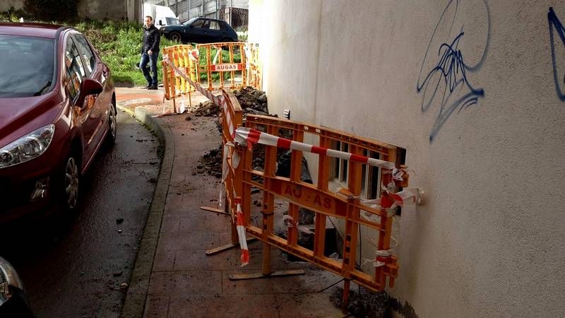 El fuerte oleaje pone en vilo a la costa gallega.Alcaldes y diputados del PSOE se reunieron en el l�mte de Samos y O Incio para pedir el arreglo de la LU-641