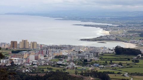 Imagen aérea de la costa de Foz y, al fondo, Barreiros.