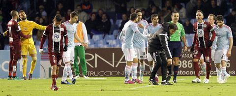 Eduardo Berizzo seala al rbitro dnde se produjo la jugada del polmico penalti mientras los jugadores de uno y otro equipo reclaman al colegiado. 