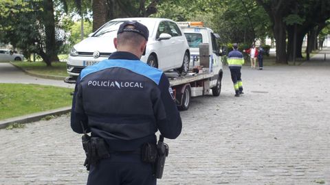 Polica Local y la gra municipal retirando un coche en la zona del Cantn