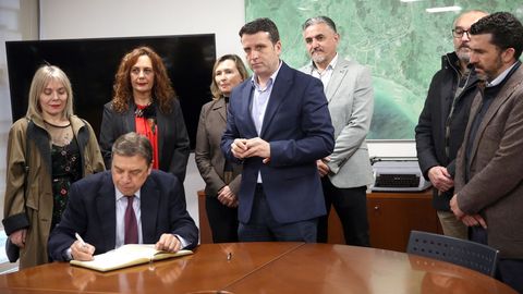 El ministro Luis Planas firma en el libro de honor del Concello de Boiro