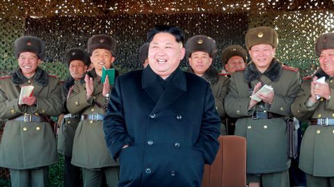 El lder norcoreano Kim Jong Un asiste a un intenso ejercicio de artillera de las unidades KPA en Pyongyang (Corea del Norte)