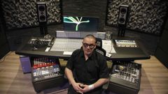 Carlos Santos, en el estudio de grabación que tiene en Verín