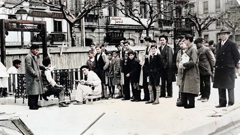 Oviedo, Abril de 1932. Un grupo de curiosos contempla las obras que se realizan en la plaza de la Escandalera, donde se están instalando baños públicos subterráneos