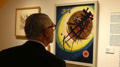 Un visitante observa la obra En el valo claro, de Kandinsky