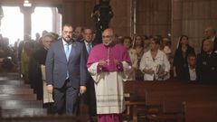 El arzobispo de Oviedo, Jess Sanz (c), acompaado por el jefe del Ejecutivo asturiano, Adrin Barbn, acceden al interior de la Baslica de Covadonga antes de la eucarista celebrada con motivo de la festividad del Da de Asturias, en 2022